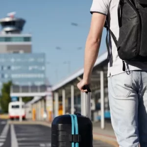 passager-marchant-vers-une-navette-pour-un-transfert-aeroport-Paris