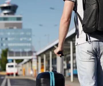 passager-marchant-vers-une-navette-pour-un-transfert-aeroport-Paris