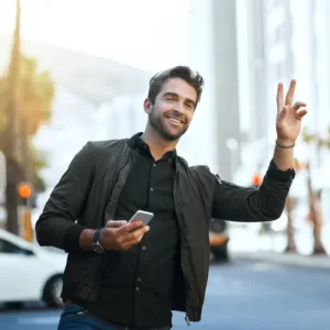 personne-qui-interpelle-un-chauffeur-taxi-pour-un-deplacement-toutes-distances-a-compiegne