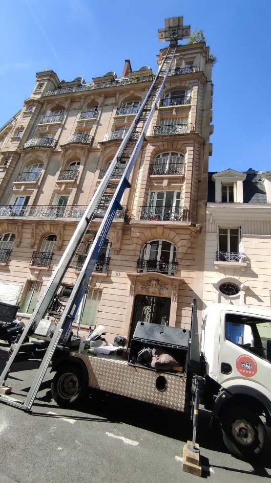 Yakalouer Monte-Meubles fait des fenêtres parisiennes le raccourci des déménagements impossibles
